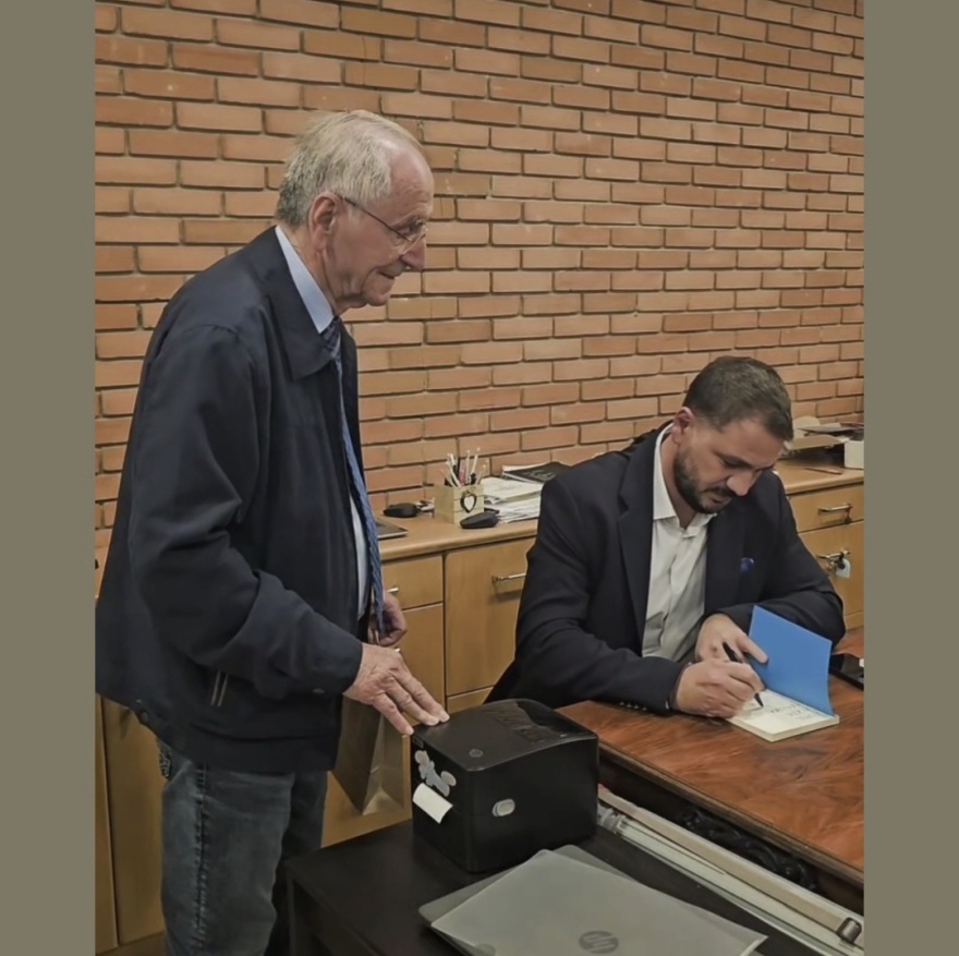 «Το τέρας σε κοιτά από το θρανίο»: Το βιβλίο του Αλέξανδρου Καλαφάτη για το bullying, αφιερωμένο στη μνήμη του Βαγγέλη Γιακουμάκη