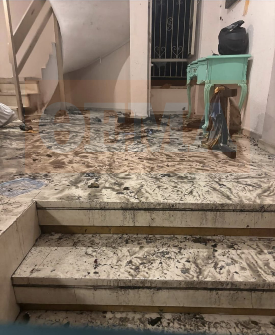 Πυροκροτητής, ναρκωτικά και ζυγαριά ακριβείας βρέθηκαν μετά την έκρηξη στον Κολωνό: Η λευκή σακούλα και το τηλεφώνημα του διαχειριστή στην αστυνομία