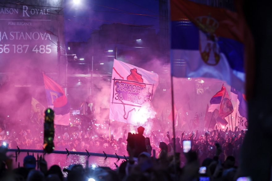 Χιλιάδες και απόψε στη συγκέντρωση στο Βελιγράδι: Στην τελική ευθεία για τις πιο κρίσιμες εκλογές η Σερβία, το φοιτητικό κίνημα απειλεί τον Βούτσιτς