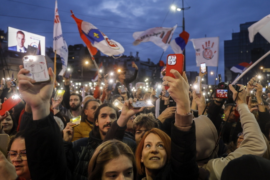 Χιλιάδες και απόψε στη συγκέντρωση στο Βελιγράδι: Στην τελική ευθεία για τις πιο κρίσιμες εκλογές η Σερβία, το φοιτητικό κίνημα απειλεί τον Βούτσιτς