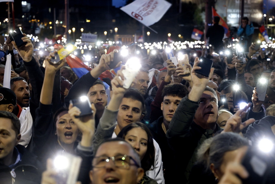 Χιλιάδες και απόψε στη συγκέντρωση στο Βελιγράδι: Στην τελική ευθεία για τις πιο κρίσιμες εκλογές η Σερβία, το φοιτητικό κίνημα απειλεί τον Βούτσιτς