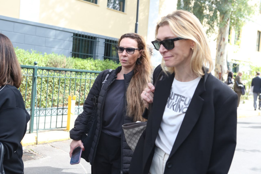 Φορτισμένη συναισθηματικά η Ζέτα Δούκα στην Ευελπίδων για την υπόθεση των 700.000 ευρώ που ζητά ο Γιώργος Κιμούλης