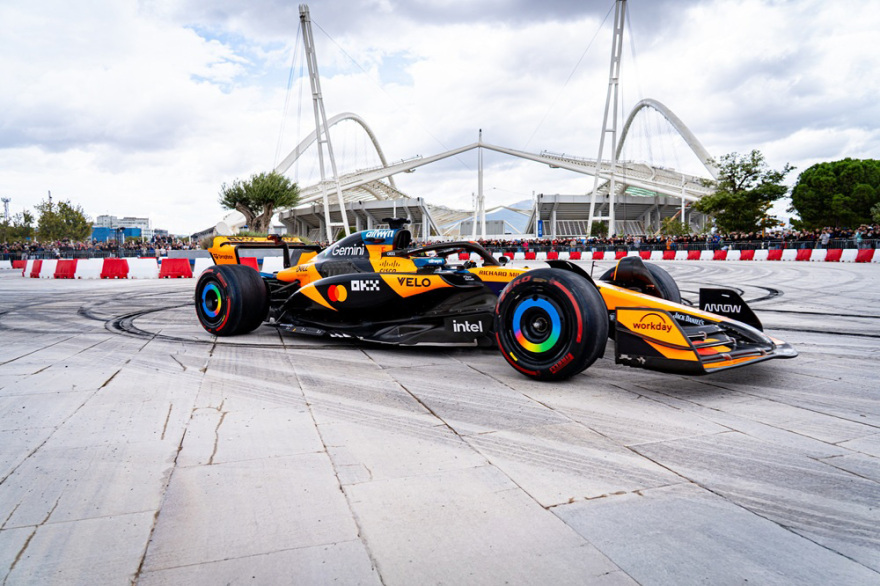 Από τη θέση του οδηγού ενός μονοθεσίου της McLaren Racing  -  Τι θα έκαναν οι θεατές του Allwyn | McLaren Racing Live in Athens αν είχαν τα κλειδιά του; 