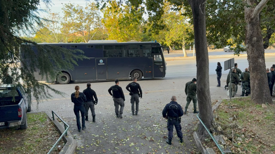 Έφτασαν στο Εφετείο οι 12 κατηγορούμενοι για τη δολοφονία Καμπανού - «Δικαίωση για τον Άλκη» ζήτησε η μητέρα του