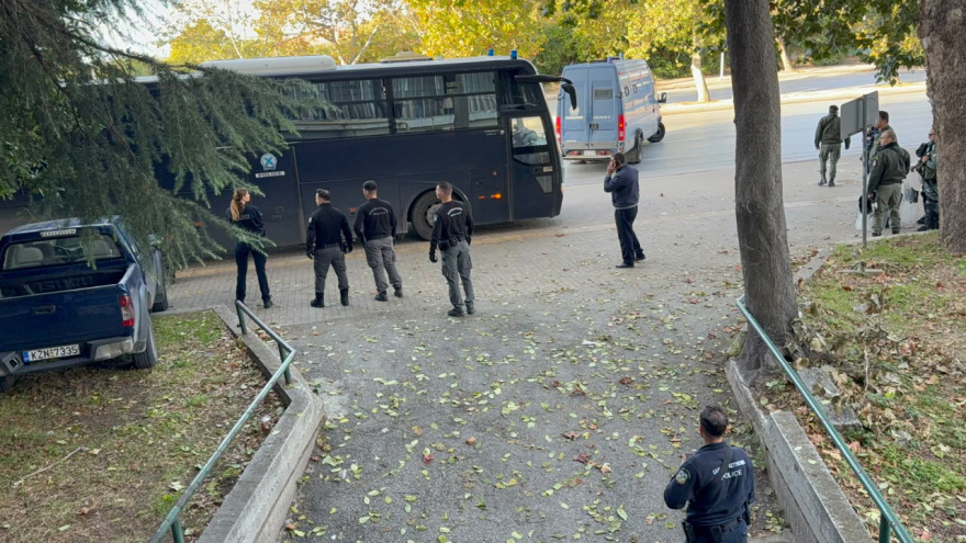 Έφτασαν στο Εφετείο οι 12 κατηγορούμενοι για τη δολοφονία Καμπανού - «Δικαίωση για τον Άλκη» ζήτησε η μητέρα του
