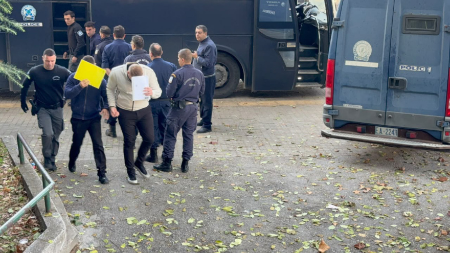 Έφτασαν στο Εφετείο οι 12 κατηγορούμενοι για τη δολοφονία Καμπανού - «Δικαίωση για τον Άλκη» ζήτησε η μητέρα του