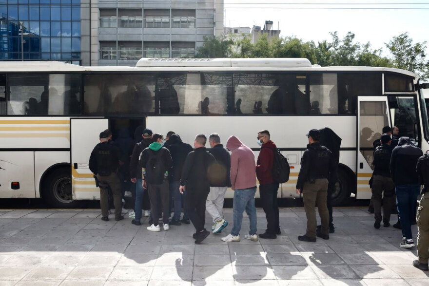 Στην Ευελπίδων με κουκούλες και σκυμμένα κεφάλια οι συλληφθέντες για το κύκλωμα της Pizza Fan, δείτε βίντεο και φωτογραφίες
