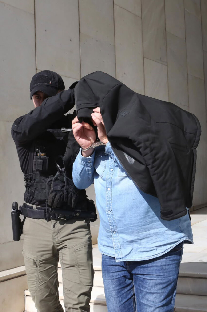 Στην Ευελπίδων με κουκούλες και σκυμμένα κεφάλια οι συλληφθέντες για το κύκλωμα της Pizza Fan, δείτε βίντεο και φωτογραφίες