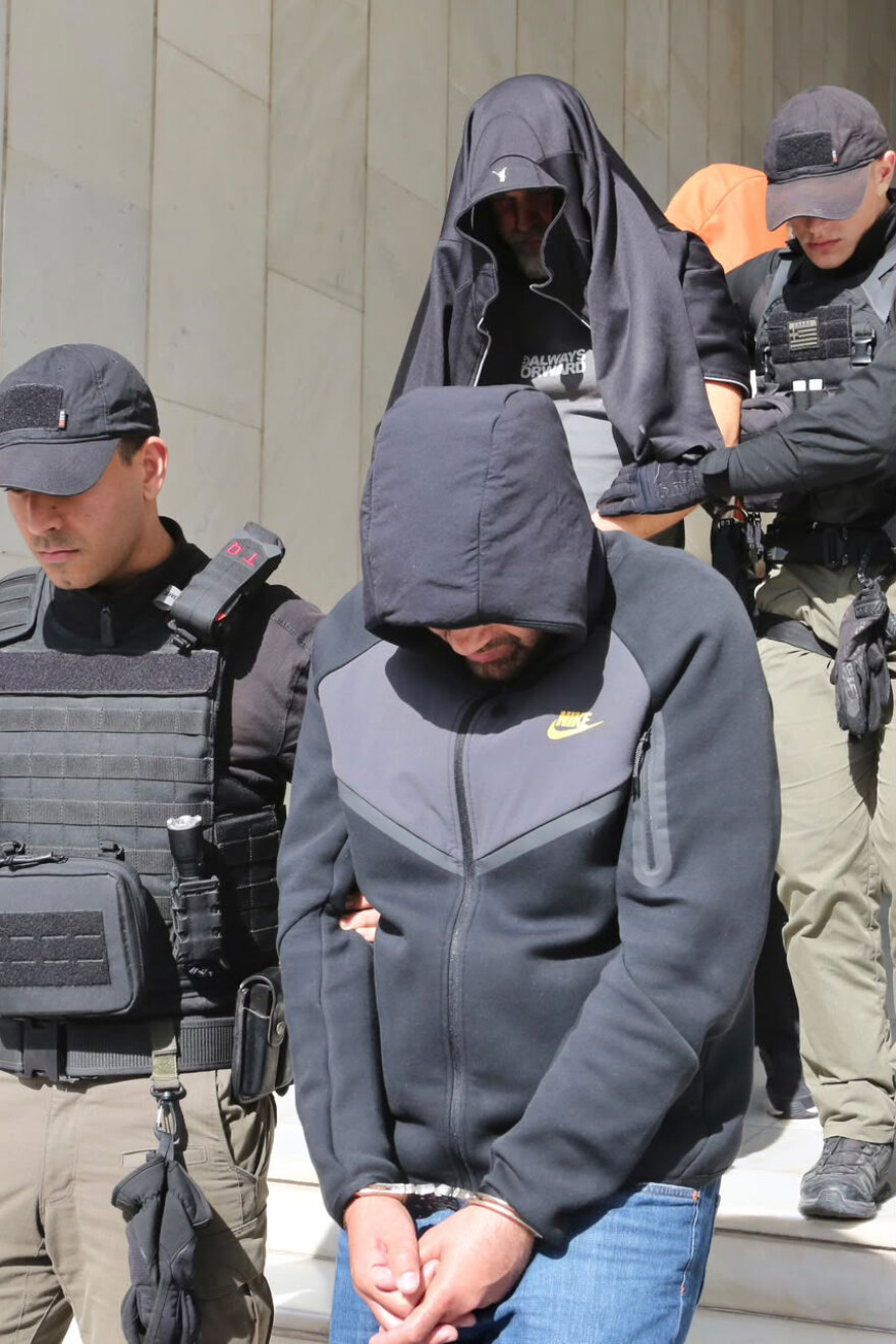 Στην Ευελπίδων με κουκούλες και σκυμμένα κεφάλια οι συλληφθέντες για το κύκλωμα της Pizza Fan, δείτε βίντεο και φωτογραφίες