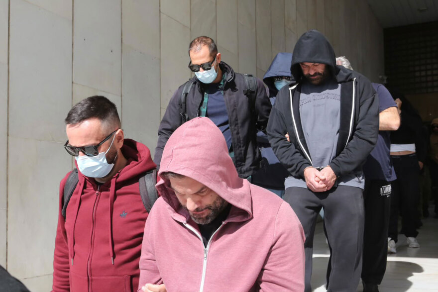 Στην Ευελπίδων με κουκούλες και σκυμμένα κεφάλια οι συλληφθέντες για το κύκλωμα της Pizza Fan, δείτε βίντεο και φωτογραφίες