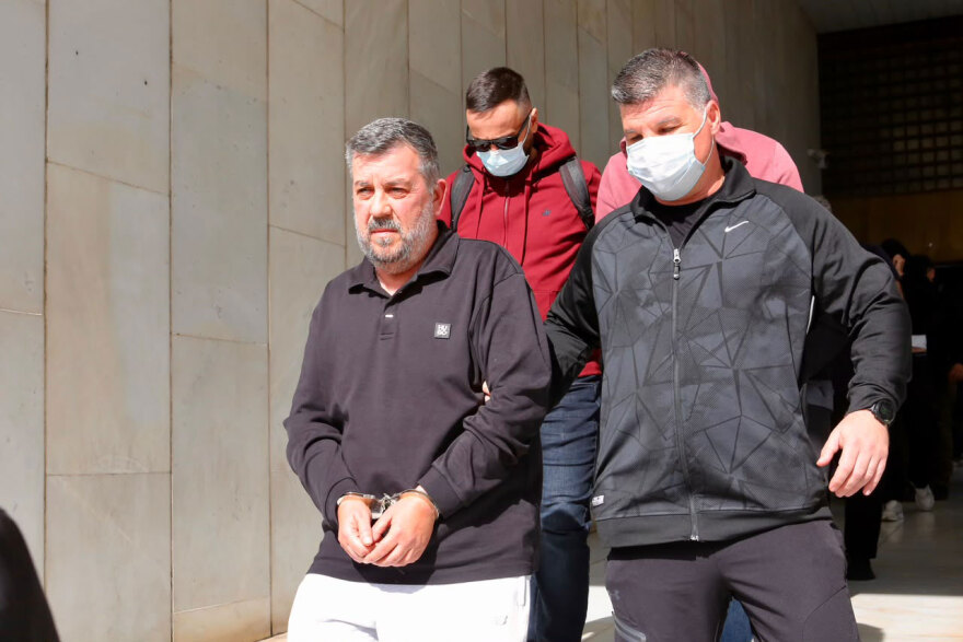Στην Ευελπίδων με κουκούλες και σκυμμένα κεφάλια οι συλληφθέντες για το κύκλωμα της Pizza Fan, δείτε βίντεο και φωτογραφίες