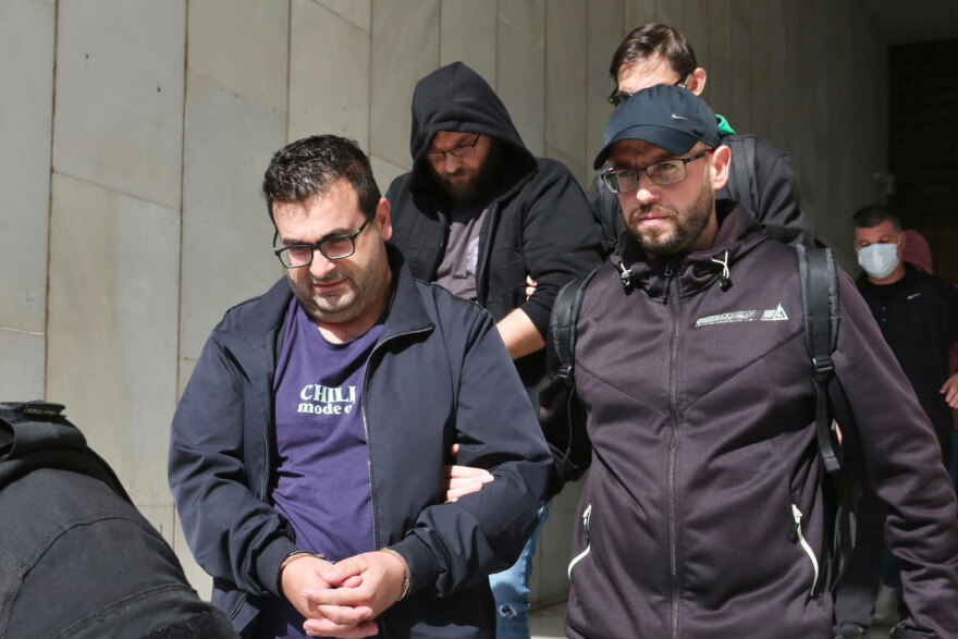 Στην Ευελπίδων με κουκούλες και σκυμμένα κεφάλια οι συλληφθέντες για το κύκλωμα της Pizza Fan, δείτε βίντεο και φωτογραφίες
