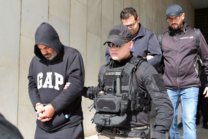 Στην Ευελπίδων με κουκούλες και σκυμμένα κεφάλια οι συλληφθέντες για το κύκλωμα της Pizza Fan, δείτε βίντεο και φωτογραφίες