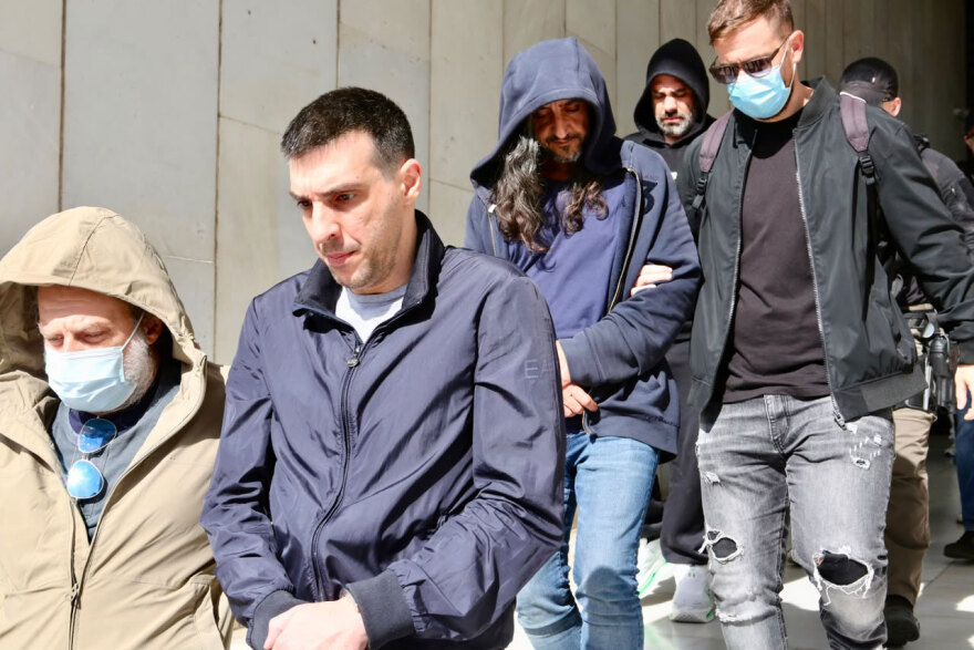 Στην Ευελπίδων με κουκούλες και σκυμμένα κεφάλια οι συλληφθέντες για το κύκλωμα της Pizza Fan, δείτε βίντεο και φωτογραφίες