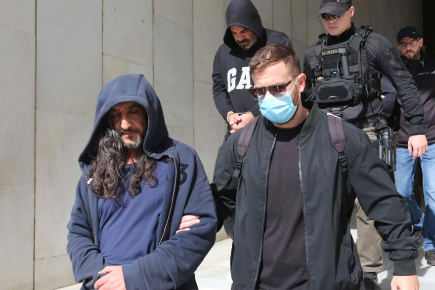 Στην Ευελπίδων με κουκούλες και σκυμμένα κεφάλια οι συλληφθέντες για το κύκλωμα της Pizza Fan, δείτε βίντεο και φωτογραφίες