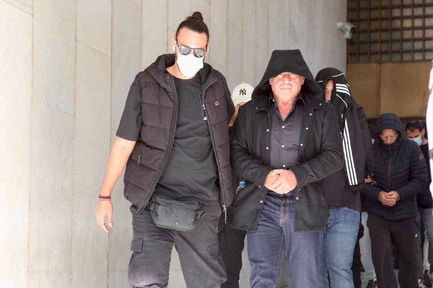 Στην Ευελπίδων με κουκούλες και σκυμμένα κεφάλια οι συλληφθέντες για το κύκλωμα της Pizza Fan, δείτε βίντεο και φωτογραφίες
