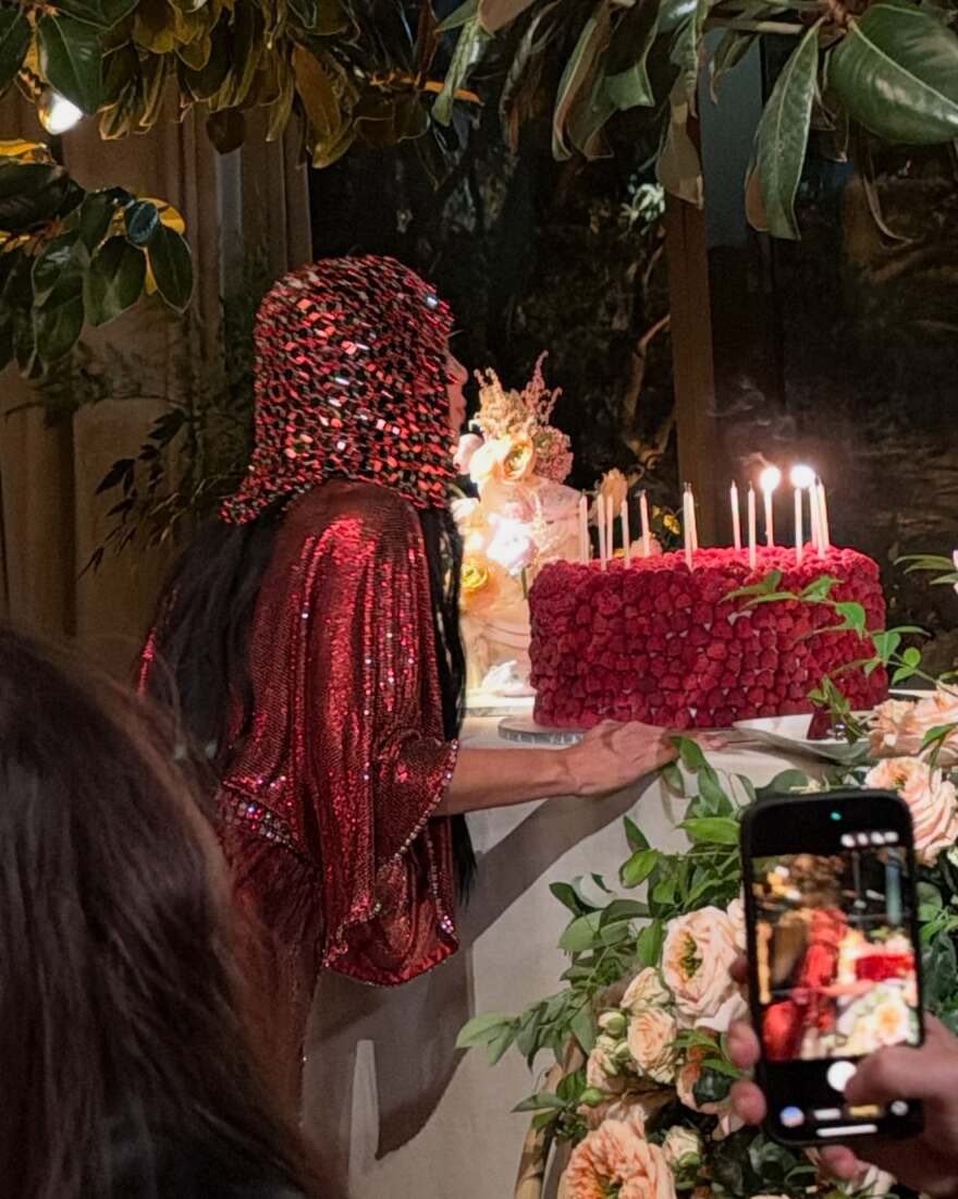Κιμ Καρντάσιαν: Τα δύο εντυπωσιακά σύνολα που έβαλε στο δείπνο για τα 46α γενέθλιά της - Το βαθύ ντεκολτέ και τα αξεσουάρ στο κεφάλι