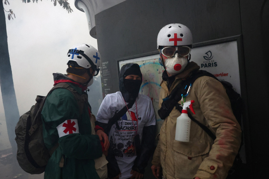 Γαλλία: Επεισόδια σε δέκα πόλεις, οδοφράγματα και φωτιές στη Μασσαλία, δακρυγόνα και αύρες στο Παρίσι, 500 συλλήψεις - Πλαστικές σφαίρες από την Αστυνομία στα Τίρανα 13 franceparis-travmaties-_1_
