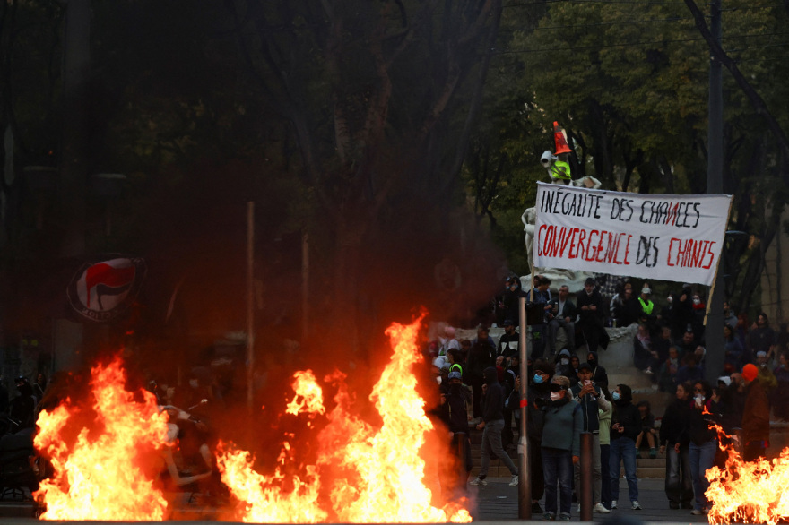Γαλλία: Επεισόδια σε δέκα πόλεις, οδοφράγματα και φωτιές στη Μασσαλία, δακρυγόνα και αύρες στο Παρίσι, 500 συλλήψεις - Πλαστικές σφαίρες από την Αστυνομία στα Τίρανα 8 franceprotest56-_4_