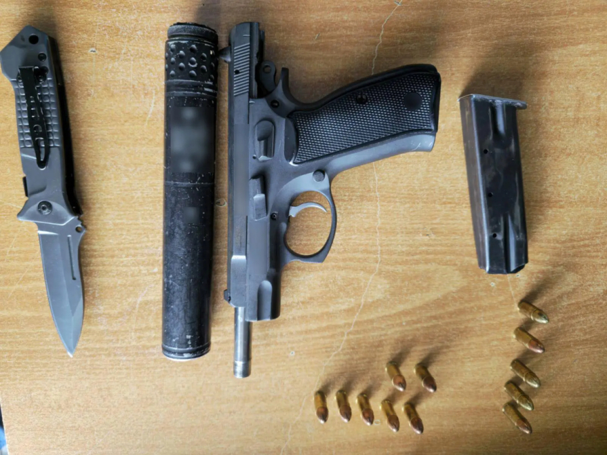 Συνελήφθη 19χρονος στα Άνω Λιόσια που κυκλοφορούσε με πιστόλι με σιγαστήρα και μαχαίρι
