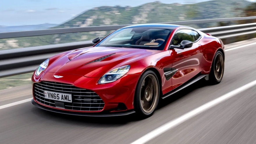 Η Aston Martin παγώνει τα ηλεκτρικά της σχέδια
