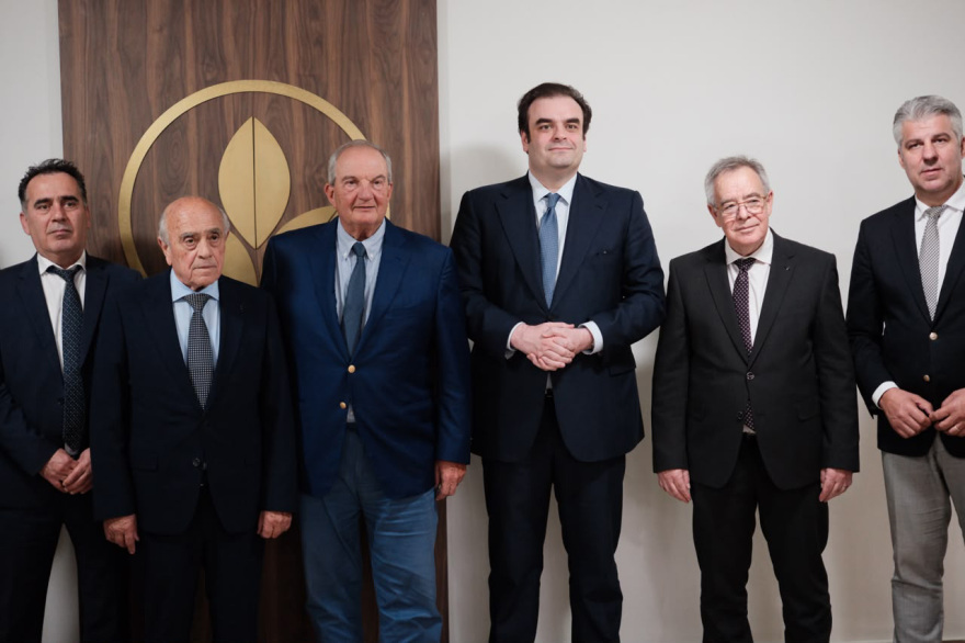 Πιερρακάκης με Καραμανλή και Κοντό από ΣΕΚΕ: Οι αυξήσεις στη φορολογία των καπνικών προϊόντων θα είναι λελογισμένες και θα τεθούν σε ισχύ από το 2036