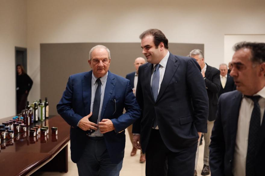 Πιερρακάκης με Καραμανλή και Κοντό από ΣΕΚΕ: Οι αυξήσεις στη φορολογία των καπνικών προϊόντων θα είναι λελογισμένες και θα τεθούν σε ισχύ από το 2036