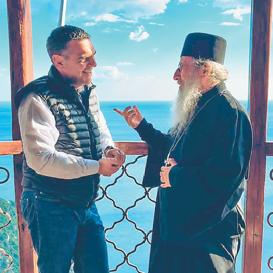 Γιατί τρέχουν όλοι στο Άγιο Όρος - Ψέλνουν στη Σιμωνόπετρα και ακούγεται στην... κάλπη