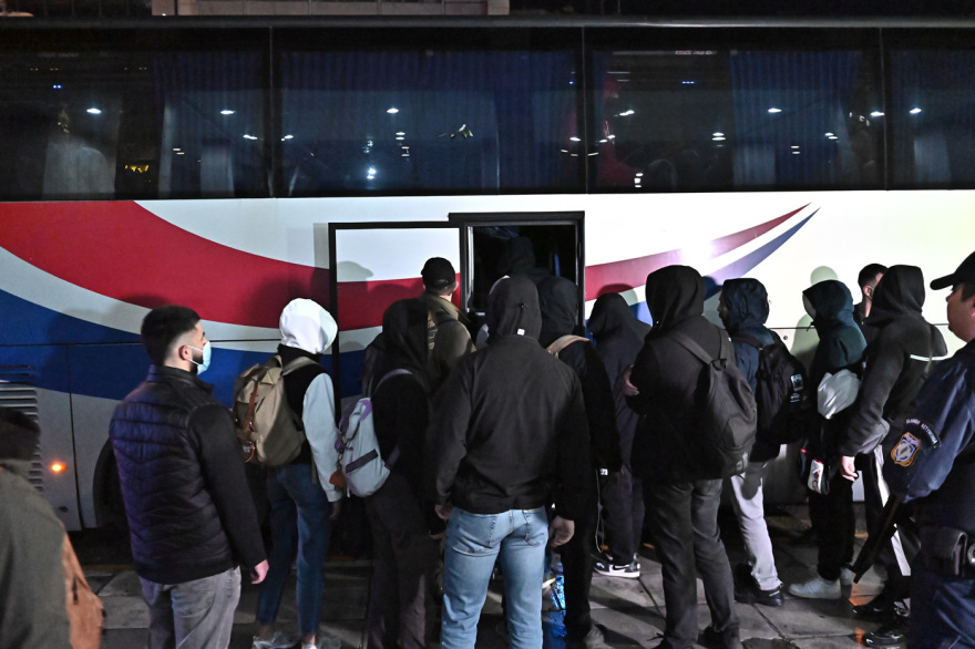 Στον Εισαγγελέα οι 59 συλληφθέντες για τη μεγάλη φορολογική απάτη στους φούρνους «Χωριάτικο», βίντεο και φωτογραφίες