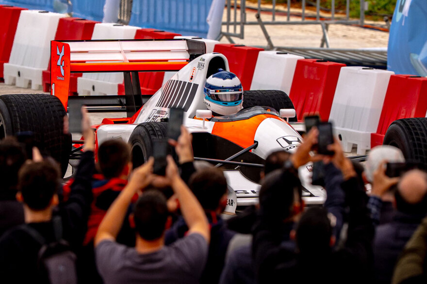 Από τη Fan Zone στο showrun του Allwyn x McLaren Racing: Live in Athens – Η απόλυτη motorsport εμπειρία που έζησαν χιλιάδες fans στο ΟΑΚΑ