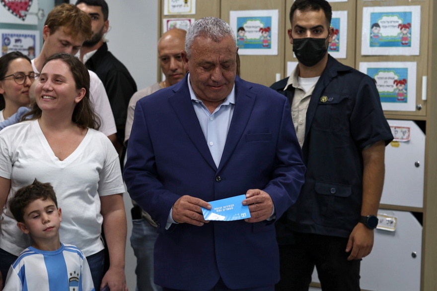 Εκλογές στο Ισραήλ: Στον τάφο του γιου του, που σκοτώθηκε στη Γάζα, πριν ασκήσει το εκλογικό του δικαίωμα ο Γκάντι Άιζενκοτ