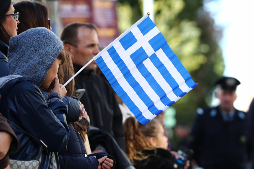Θεσσαλονίκη: Σε εξέλιξη η παρέλαση από 22 δημόσια και ιδιωτικά σχολεία της πόλης, δείτε βίντεο
