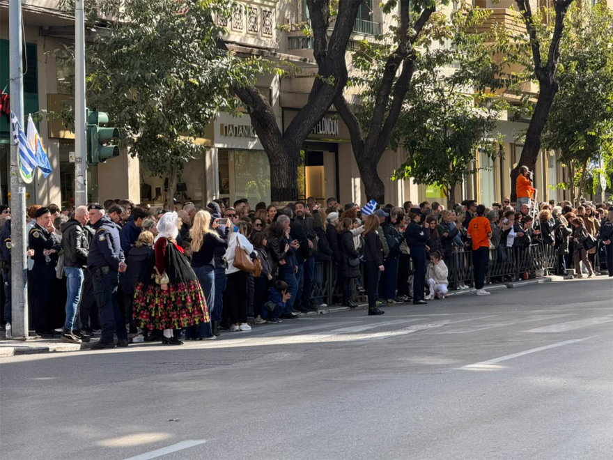 Θεσσαλονίκη: Σε εξέλιξη η παρέλαση από 22 δημόσια και ιδιωτικά σχολεία της πόλης, δείτε βίντεο