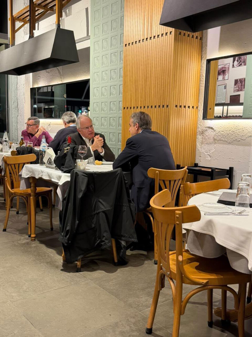 Μητσοτάκης και Τασούλας πήγαν στη «Διάβαση» για σουτζουκάκια και γύρο μετά την τελετή φωτισμού του Λευκού Πύργου