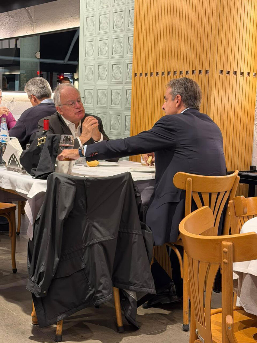 Μητσοτάκης και Τασούλας πήγαν στη «Διάβαση» για σουτζουκάκια και γύρο μετά την τελετή φωτισμού του Λευκού Πύργου