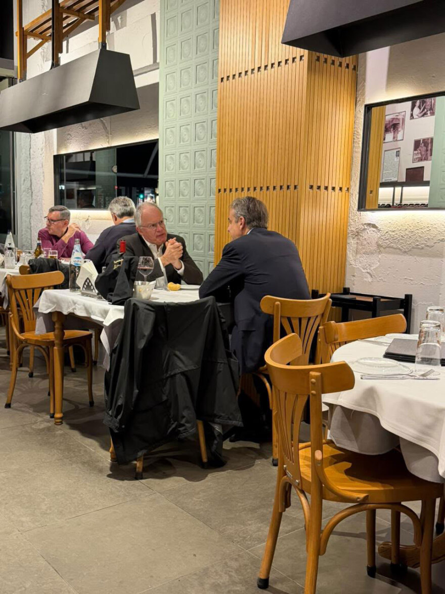 Μητσοτάκης και Τασούλας πήγαν στη «Διάβαση» για σουτζουκάκια και γύρο μετά την τελετή φωτισμού του Λευκού Πύργου