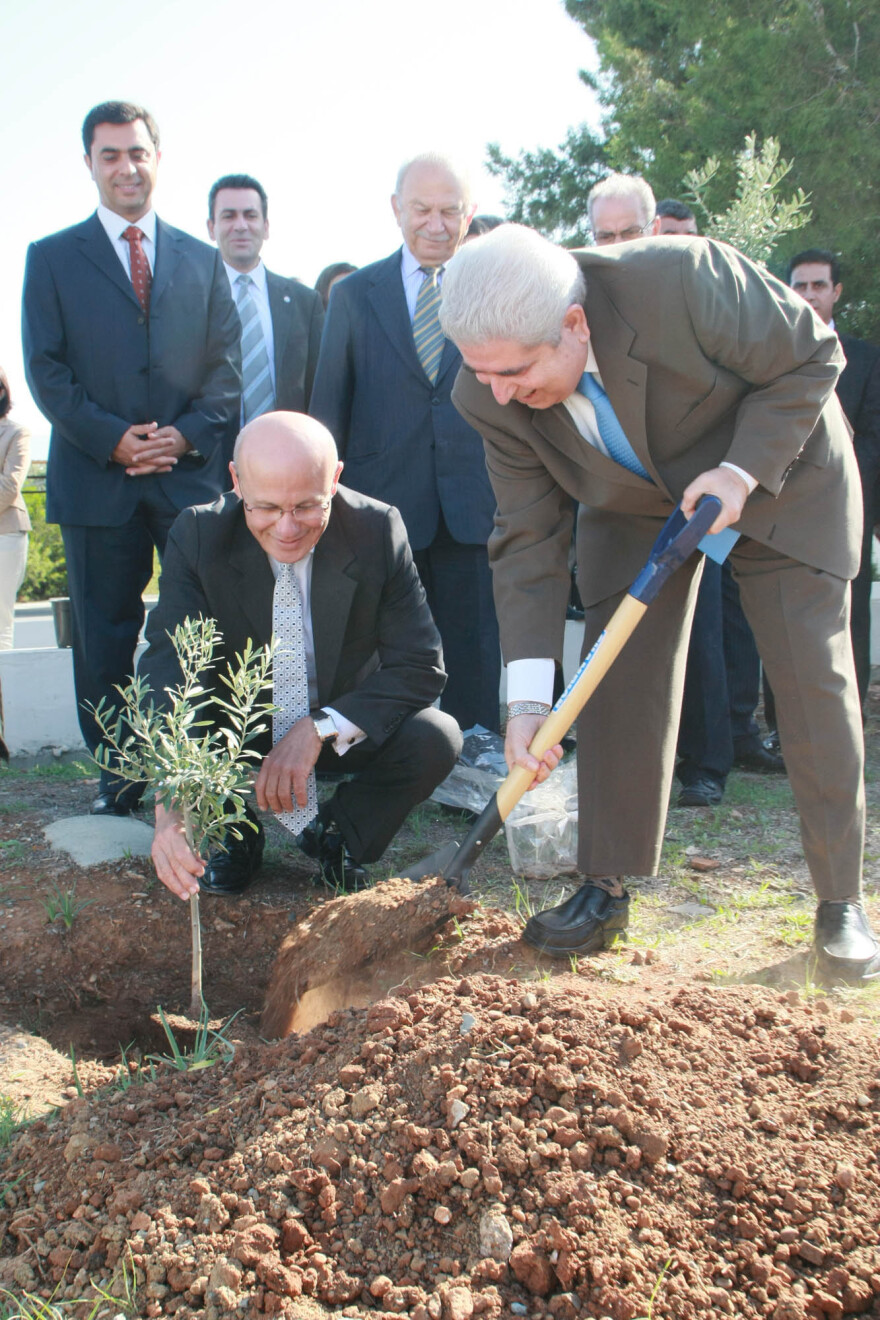 Ελαιόλαδο από τις ελιές που φύτεψαν Χριστόφιας και Ταλάτ το 2009 δώρισε ο ΟΗΕ σε Χριστοδουλίδη και Ερχιουρμάν