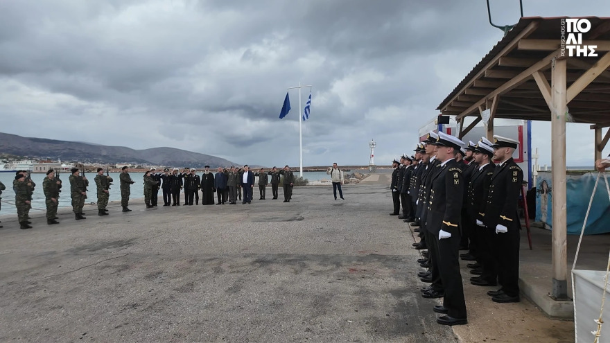 Ούτε η βροχή σταμάτησε την έπαρση της γιγαντιαίας γαλανόλευκης στο λιμάνι της Χίου, δείτε βίντεο
