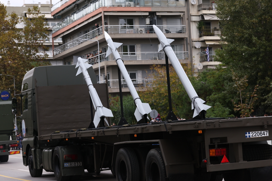 Από τους πυραύλους PULS και τα συστήματα Barak και Spyder μέχρι τα ελληνικά drones: Τα νέα όπλα που παρουσιάστηκαν στην παρέλαση της Θεσσαλονίκης