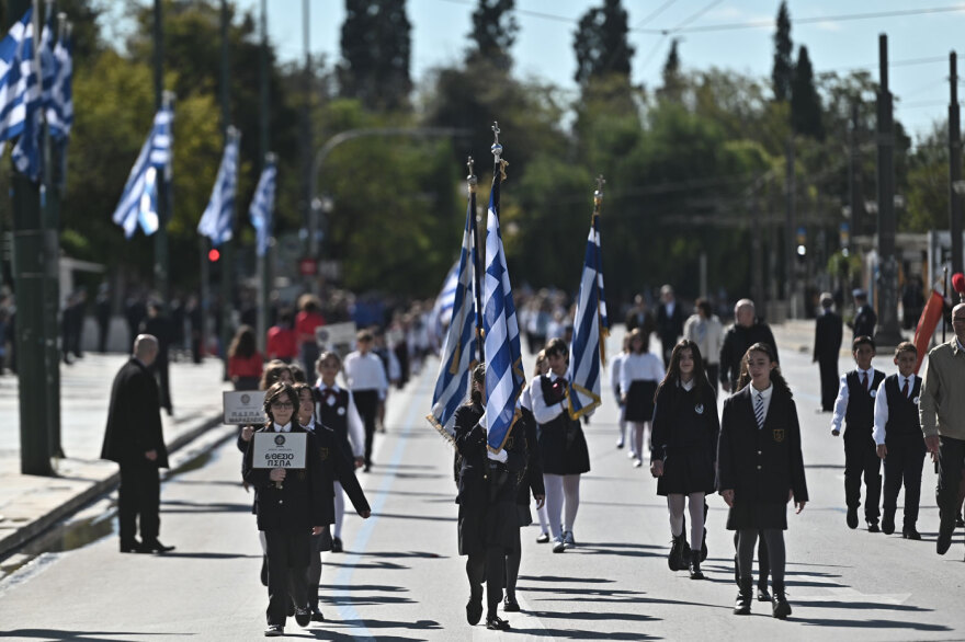 Με τη μαθητική παρέλαση τιμά η Αθήνα την Εθνική Επέτειο της 28ης Οκτωβρίου, δείτε φωτογραφίες και βίντεο