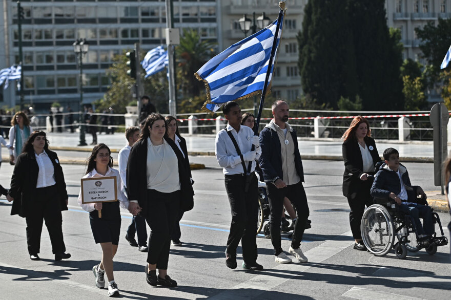 Με τη μαθητική παρέλαση τιμά η Αθήνα την Εθνική Επέτειο της 28ης Οκτωβρίου, δείτε φωτογραφίες και βίντεο