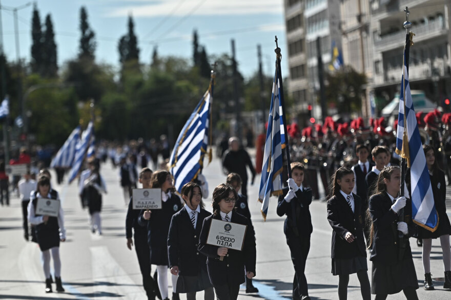 Με τη μαθητική παρέλαση τιμά η Αθήνα την Εθνική Επέτειο της 28ης Οκτωβρίου, δείτε φωτογραφίες και βίντεο