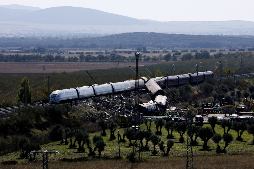 Καταρρέει το εκλογικό σχέδιο του Σάντσεθ μετά τη σιδηροδρομική τραγωδία στην Ισπανία - Από την αισιοδοξία, στο εθνικό πένθος και τις φωνές για τον υπουργό Μεταφορών
