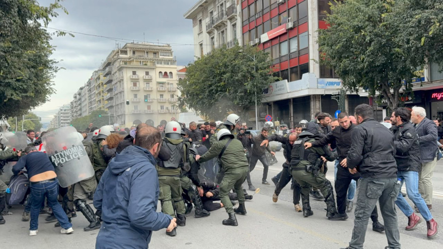 Επεισόδια στη συγκέντρωση διαμαρτυρίας για την ομιλία του Κασιδιάρη στη Θεσσαλονίκη, δείτε βίντεο
