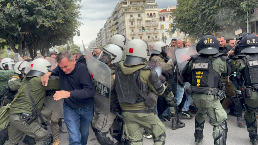 Επεισόδια στη συγκέντρωση διαμαρτυρίας για την ομιλία του Κασιδιάρη στη Θεσσαλονίκη, δείτε βίντεο