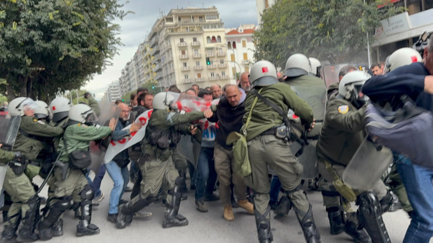 Επεισόδια στη συγκέντρωση διαμαρτυρίας για την ομιλία του Κασιδιάρη στη Θεσσαλονίκη, δείτε βίντεο