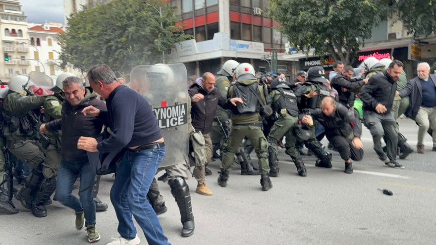 Επεισόδια στη συγκέντρωση διαμαρτυρίας για την ομιλία του Κασιδιάρη στη Θεσσαλονίκη, δείτε βίντεο