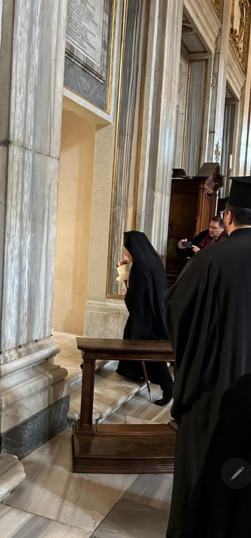 Ο Οικουμενικός Πατριάρχης προσευχήθηκε στον τάφο του Πάπα Φραγκίσκου: Η συγκινητική αναφορά του στις σπουδές στη Ρώμη
