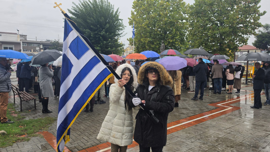 O μικρός Στέφανος από τη Λάρισα που παραλίγο να καεί ζωντανός πριν 10 χρόνια μεγάλωσε και σηκώνει τη σημαία στην επέτειο της 28ης Οκτωβρίου