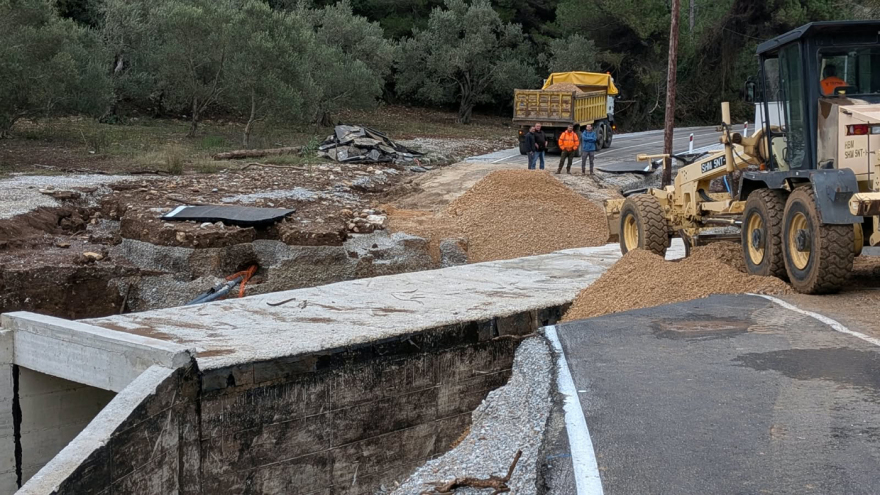 Μετρούν τις πληγές τους οι κάτοικοι μετά την κακοκαιρία στο Πήλιο, κατέρρευσαν δρόμοι και γέφυρες: Δείτε βίντεο και φωτογραφίες